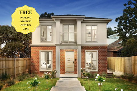 NEW Inner Melb Luxury Modern Grand Holiday House - Great Location, Wifi, Parking - Accommodation Batemans Bay 0