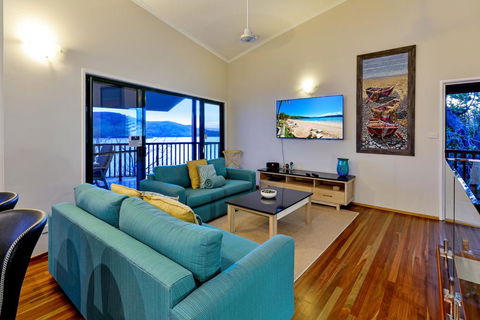 NEWLY BEAUTFULLY RENOVATED 16 The Casuarina - 3 Bedroom House With 180 Degree Ocean Views - Accommodation Batemans Bay 3