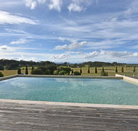 Noble Willow Homestead Lovedale. Super Spacious with views and pool - Accommodation Batemans Bay