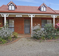 Oak Cottage - Tudor Village Unit 5 - Accommodation Batemans Bay