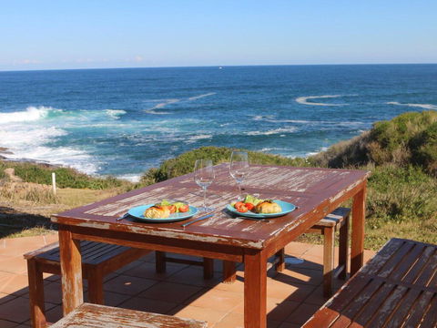 Ocean Views' 4 Ocean Street - Air Conditioned Luxury With Beautiful Ocean Views - Accommodation Batemans Bay 3