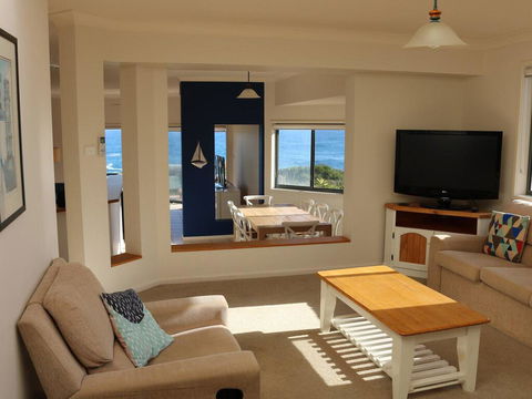 Ocean Views' 4 Ocean Street - Air Conditioned Luxury With Beautiful Ocean Views - Accommodation Batemans Bay 2
