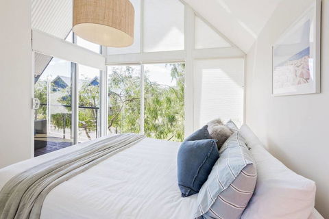 ON THE BEACH - Villa Over The Road From The Beach - Accommodation Batemans Bay 0