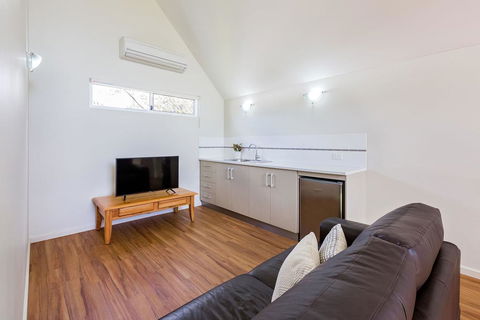 ON THE BEACH - Villa Over The Road From The Beach - Accommodation Batemans Bay 2