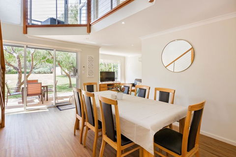 ON THE BEACH - Villa Over The Road From The Beach - Accommodation Batemans Bay 1