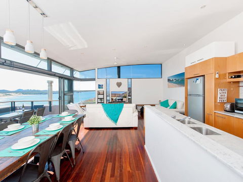 One Mile Cl, Townhouse 22, 26, The Deckhouse - Accommodation Batemans Bay 3