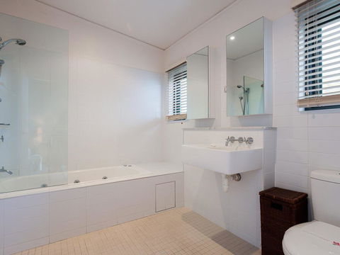 One Mile Ridge', 12a/26 One Mile Close - Stunning Views, Air Con, Infinity Pool - Accommodation Batemans Bay 2