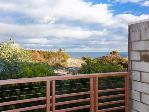 One Mile Ridge', 12a/26 One Mile Close - Stunning Views, Air Con, Infinity Pool - Accommodation Batemans Bay 0
