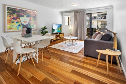 One-Bed Apartment With Balcony And Parking Near CBD - Accommodation Batemans Bay 0