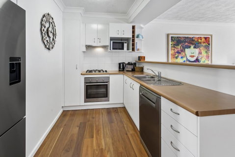 One-Bed Apartment With Balcony And Parking Near CBD - Accommodation Batemans Bay 3