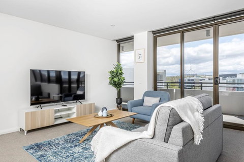 Oversized Luxe 1 Bedder - Amazing Barton - Gym - Accommodation Batemans Bay 2