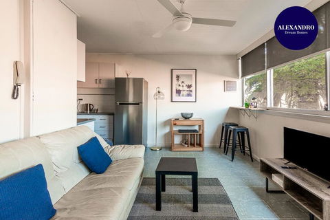 PADDINGTON PAD With PARKING & SMART TV & POOL - Accommodation Batemans Bay 0