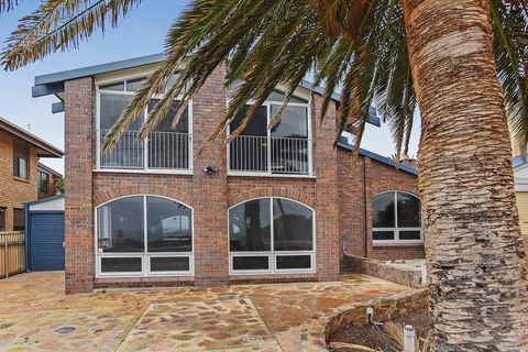Palms On The Esplanade - Sellicks Beach - WiFi - Accommodation Batemans Bay 2