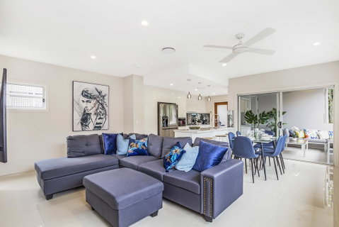 Park Avenue Luxe Townhouse Brand New Sleeps 9 - Accommodation Batemans Bay 0