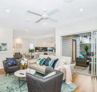 Park Avenue Townhouse Retreat Brisbane Sleeps 10 - Accommodation Batemans Bay