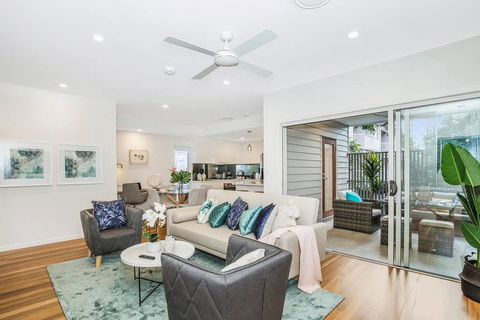 Park Avenue Townhouse Retreat Brisbane Sleeps 10 - Accommodation Batemans Bay 0