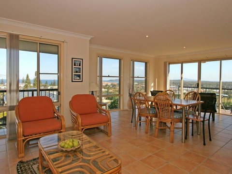 Phoenix Terrace -townhouse Yamba - Accommodation Batemans Bay 1