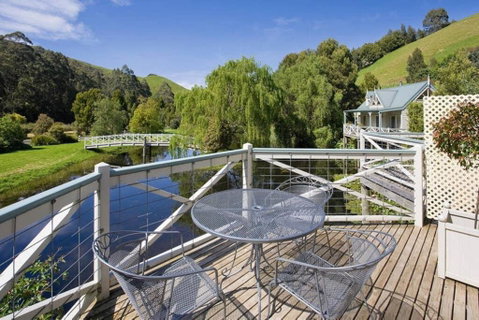 PLUM TREE STUDIO - Couples Lakeside Spa Retreat - Accommodation Batemans Bay 1