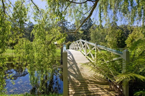 PLUM TREE STUDIO - Couples Lakeside Spa Retreat - Accommodation Batemans Bay 2