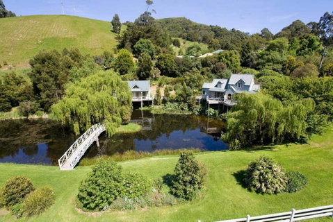 PLUM TREE STUDIO - Couples Lakeside Spa Retreat - Accommodation Batemans Bay 3