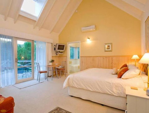 PLUM TREE STUDIO - Couples Lakeside Spa Retreat - Accommodation Batemans Bay 0