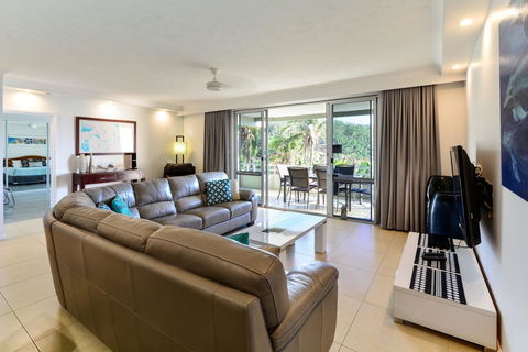 POINCIANA 101 HAMILTON ISLAND CENTRALLY LOCATED 3 BEDROOM, Plus BUGGY!! - Accommodation Batemans Bay 2