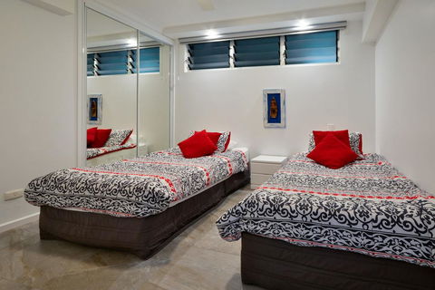 POINCIANA 101 HAMILTON ISLAND CENTRALLY LOCATED 3 BEDROOM, Plus BUGGY!! - Accommodation Batemans Bay 1