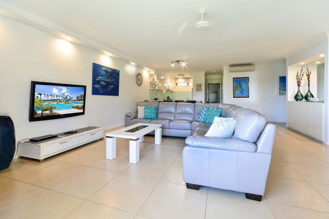 POINCIANA 101 HAMILTON ISLAND CENTRALLY LOCATED 3 BEDROOM, Plus BUGGY!! - Accommodation Batemans Bay 3