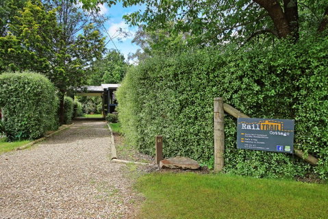 Rail Trail Cottage - BRIGHT - Accommodation Batemans Bay 0