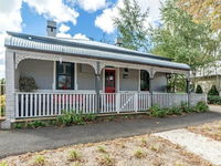 Red Door Cottage of Orange - Heritage Home