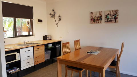 Red Ochre - Large 1BR With Private Courtyard - Accommodation Batemans Bay 1