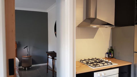 Red Ochre - Large 1BR With Private Courtyard - Accommodation Batemans Bay 3