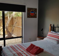Red Ochre - Large 1BR with Private Courtyard - Accommodation Batemans Bay