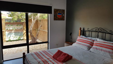 Red Ochre - Large 1BR With Private Courtyard - Accommodation Batemans Bay 0