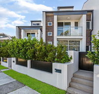 Relax in a Spacious  Modern Townhouse in Asquith - Accommodation Batemans Bay