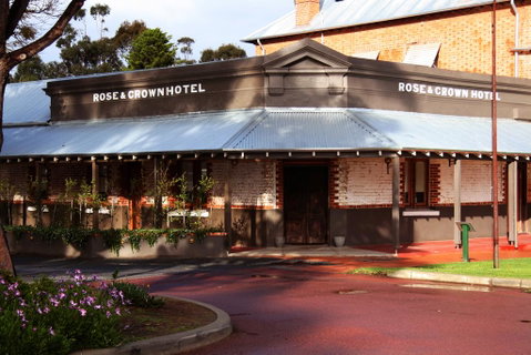 Rose & Crown Hotel - Accommodation Batemans Bay 0