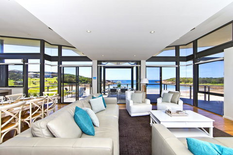 Sails On The Beachfront - Exclusive Seaside Home - Accommodation Batemans Bay 3