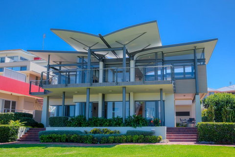 Sails On The Beachfront - Exclusive Seaside Home - Accommodation Batemans Bay 1