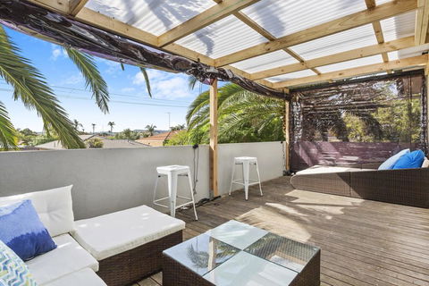 SANTORINI BEACH HOUSE - SAFETY BEACH - Accommodation Batemans Bay 3
