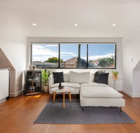 Spacious 2 Bed House 2 AC and Free Street Parking - Accommodation Batemans Bay