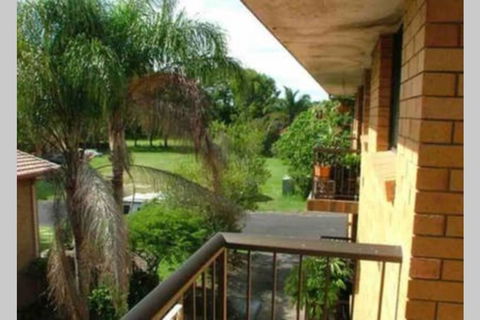 Spacious 2 Bedroom Beach Side Apartment - Close To Shopping Centre With Coles, Health Food Shop, Sushi, Pizza, Cafes, Hairdresse - Accommodation Batemans Bay 3