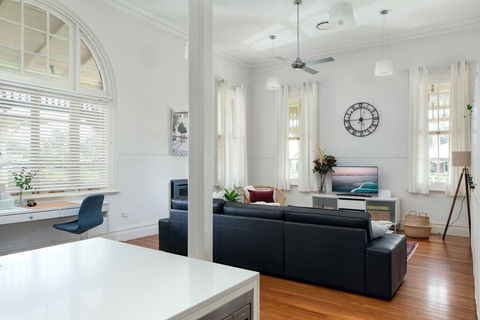 Spacious 2-bed, 2-bath Home With Parking And Balcony - Accommodation Batemans Bay 0
