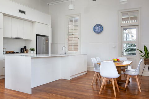 Spacious 2-bed, 2-bath Home With Parking And Balcony - Accommodation Batemans Bay 1