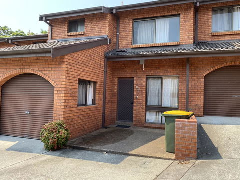 Spacious Townhouse In Wollongong - Accommodation Batemans Bay 3