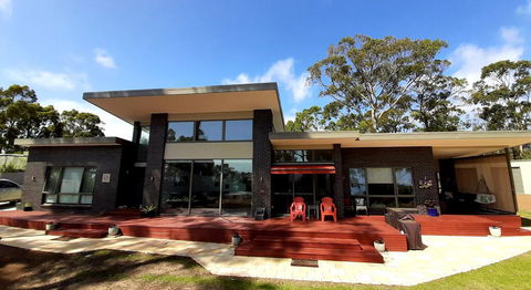 Spring Beach Garden Retreat - Accommodation Batemans Bay 0