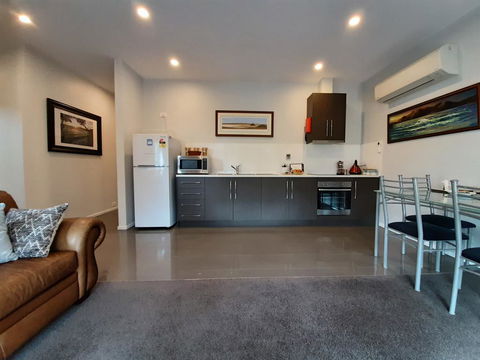 Spring Beach Garden Retreat - Accommodation Batemans Bay 2
