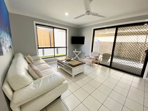 STYLISH RESIDENCE, LARGE PRIVATE YARD - CLOSE TO DREAMWORLD - Accommodation Batemans Bay 1