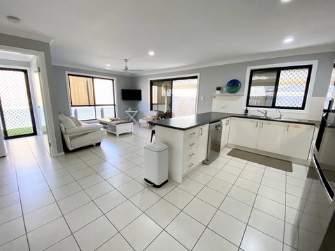 STYLISH RESIDENCE, LARGE PRIVATE YARD - CLOSE TO DREAMWORLD - Accommodation Batemans Bay 2