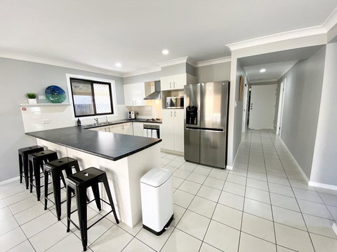 STYLISH RESIDENCE, LARGE PRIVATE YARD - CLOSE TO DREAMWORLD - Accommodation Batemans Bay 3