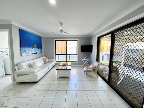STYLISH RESIDENCE, LARGE PRIVATE YARD - CLOSE TO DREAMWORLD - Accommodation Batemans Bay 0